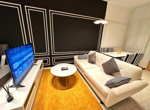 吉隆坡Axon Residence By Perkasa Suites的带沙发和平面电视的客厅