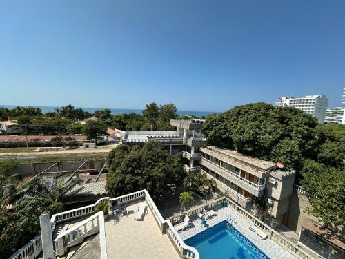 圣玛尔塔SGH Castillo Aqua的享有带游泳池的大楼的顶部景致