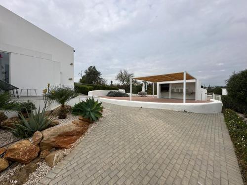 阿尔曼萨Casa Monte dos Entrudos的白色的房子,设有凉亭和庭院