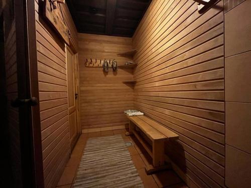 BaldonePirts māja Lilijas的木墙内带长凳的桑拿浴室