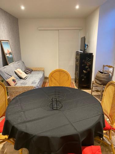 拉兰Au bord du gave的一间房间,桌子上摆放着黑色桌布