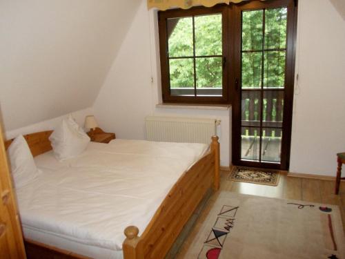马尔洛Finnhäuser am Vogelpark - Haus Luise的一间卧室设有一张床和一个窗口