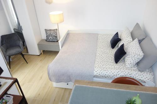 萨莫博尔City Centre Samobor的一间卧室配有带枕头和椅子的床