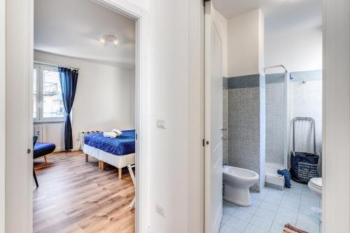 罗马COSY FLAT CINECITTA'的一间卧室配有一张床,浴室设有卫生间