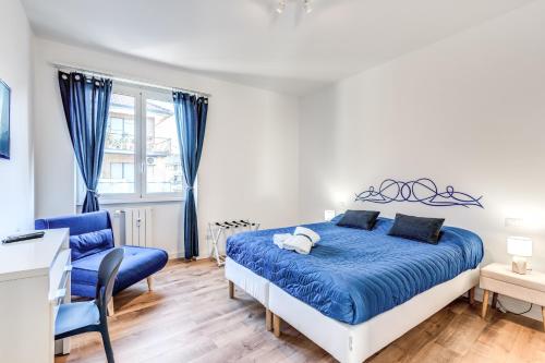 罗马COSY FLAT CINECITTA'的一间卧室配有蓝色的床和蓝色椅子