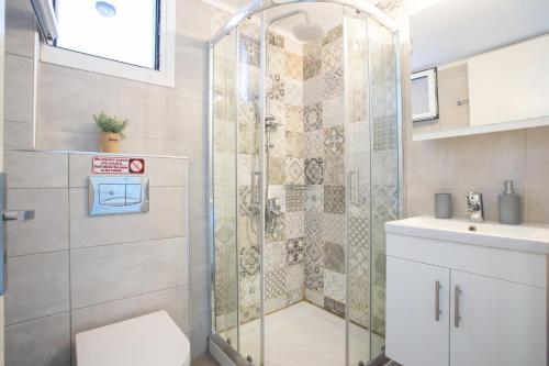 瓦西利基Romanza Studios的带淋浴、卫生间和盥洗盆的浴室