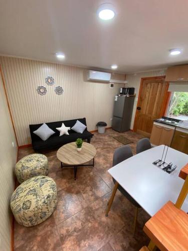 奥索尔诺Arriendo de cabaña centro osorno的客厅配有沙发和桌椅