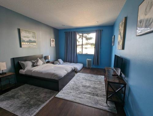 洛杉矶Spacious 2 bedrooms. Prime Location (entire place)的蓝色的客房配有一张床和一张桌子