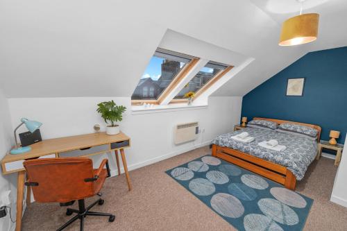 奥本Argyll Apartments - High Street, Oban的一间卧室配有一张床、一张书桌和一张书桌