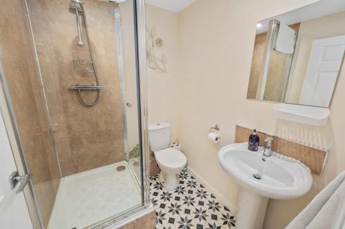 奥本Argyll Apartments - High Street, Oban的带淋浴、卫生间和盥洗盆的浴室