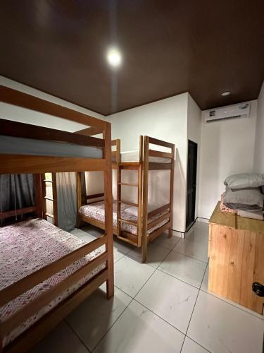 奎波斯城Apartamento Rodriguez的一间卧室配有两张双层床。