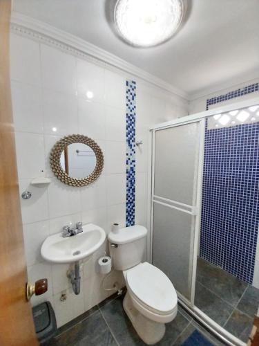 巴耶杜帕尔Hotel Sierra Nevada B&B SAS的浴室配有卫生间、盥洗盆和淋浴。