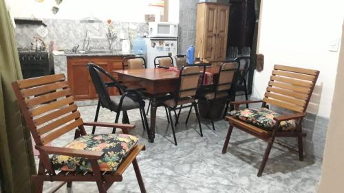 维拉帕尔克西基曼Casa amplia con pileta的一间带桌椅的用餐室