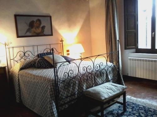卡斯蒂戈隆·多尔希亚Cisterna Nel Borgo的卧室配有床、椅子和窗户。