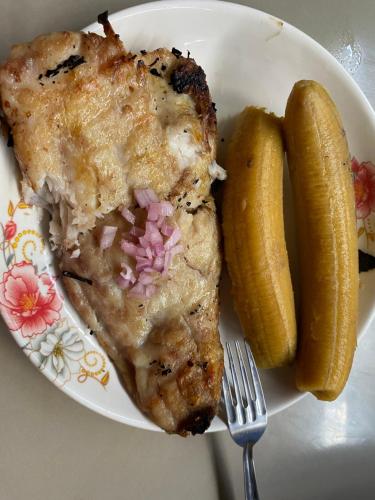 塔拉波托Residencial Carloz的一小块鸡和小 ⁇ 的饭