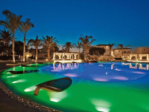 阿德里安诺斯坎波斯卡拉梅尔雷科泰尔精品度假村的夜间带绿色照明的大型游泳池