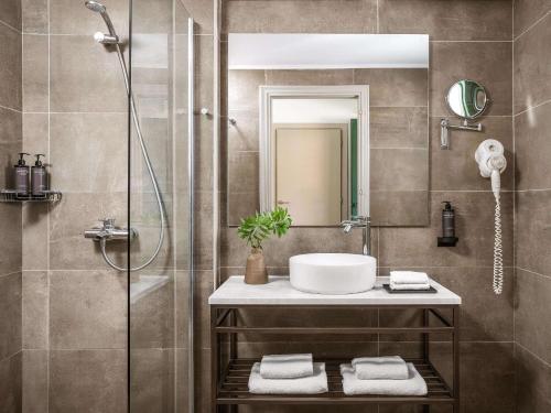 阿查拉维Grecotel-LUXME Costa Botanica的一间带水槽和淋浴的浴室