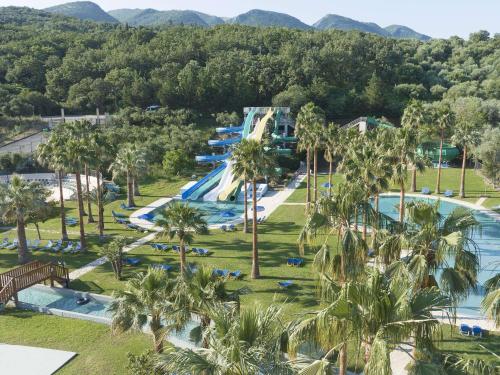 阿查拉维Grecotel-LUXME Costa Botanica的享有度假村游泳池的空中景致