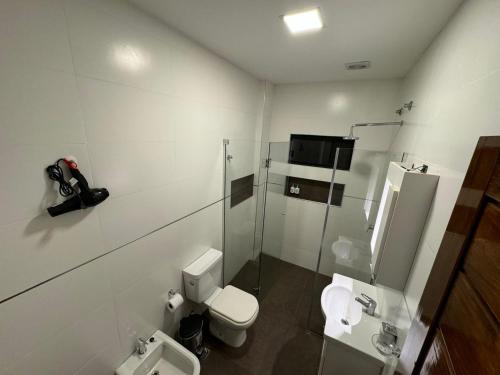 帕索德洛斯利布雷斯Apart hotel JJ - a estrenar的白色的浴室设有卫生间和淋浴。