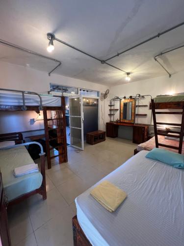 蓬塔卡纳Hostel Eco Punta Cana的带两张双层床和一间浴室的客房