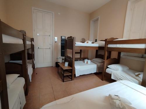 里约热内卢Casa das Luzes Hostel IVN的一间设有一张双层床的房间