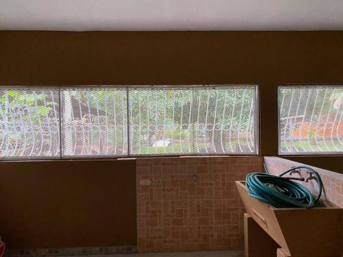 Llano de PiedraTu casa en Macaracas!的一间房间,有两个窗户和一堆铁丝