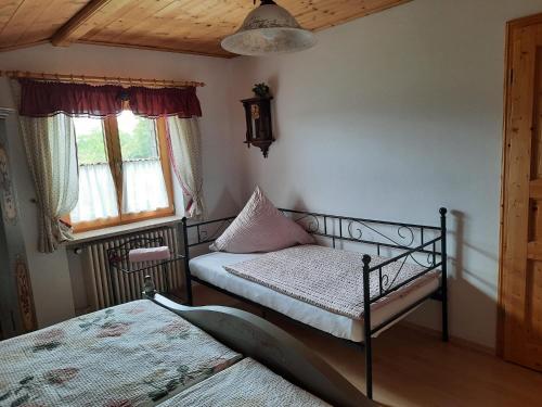 希格斯多夫Ferienwohnung am Wirtshof的一间卧室设有两张床和窗户。