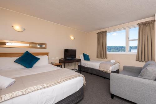 惠灵顿首都景观汽车旅馆的酒店客房,设有两张床和一张沙发