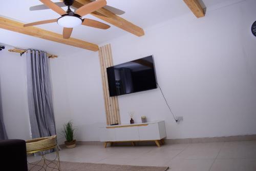 OtseKanana Villas的客厅的墙上配有平面电视。