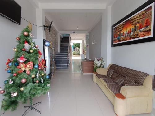ChiforongoHotel Inambari Golden的客厅里有一棵圣诞树,配有沙发