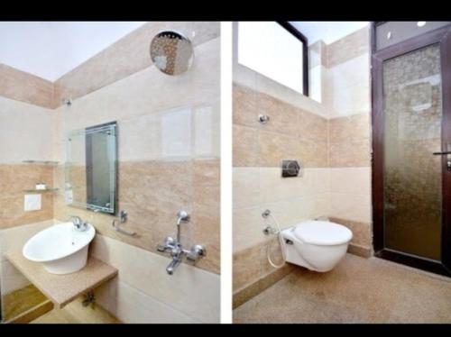 希萨尔Maharajgarh Resorts at Splash Fun Park Hisar的浴室的两张照片,配有卫生间和水槽