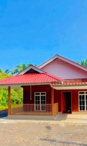 峇株巴辖Teratak Kayu Homestay的红色屋顶的红色小房子