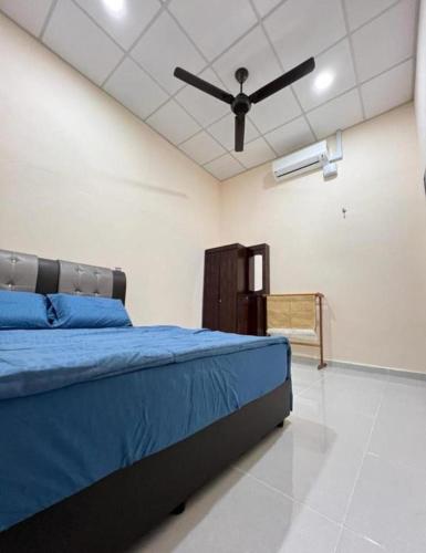 Kota BharuHOMESTAY UMMI KOTA BHARU的一间卧室配有一张床和吊扇