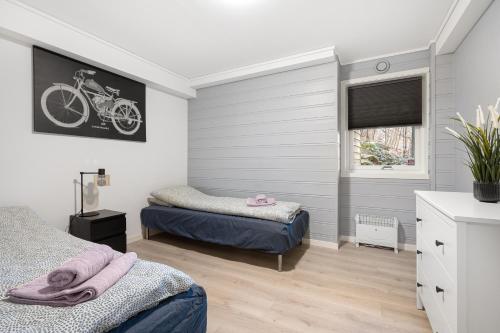 卑尔根Apartments Bergen free parking的卧室配有两张床,墙上有一辆自行车