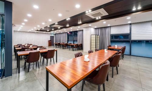 晋州市Golden Tulip Essential Namgang的用餐室配有木桌和椅子