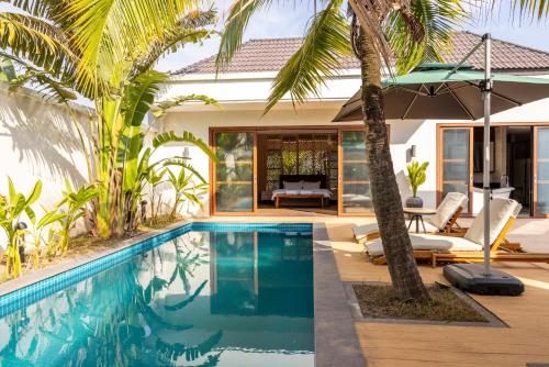 西哈努克Ream YoHo Resort的别墅前游泳池的图片
