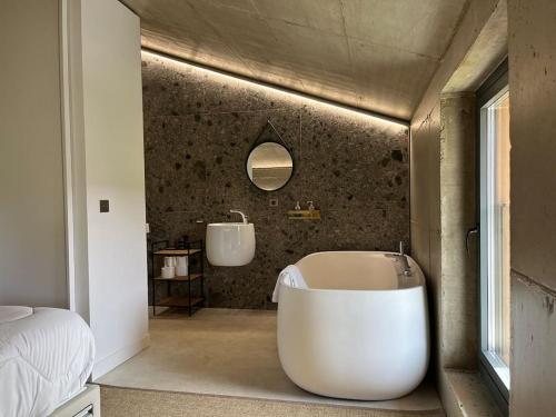 Apartamento MENDEBALDE的一间带大浴缸和水槽的浴室