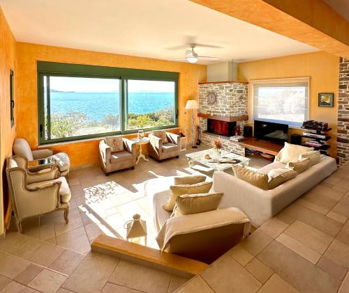 马尔马里Wavefront Serenity - Exotic & Dreamy Getaway的带沙发和椅子的客厅以及壁炉