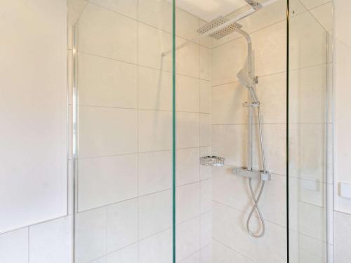 2 Bed in Gower 91724的浴室里设有玻璃门淋浴