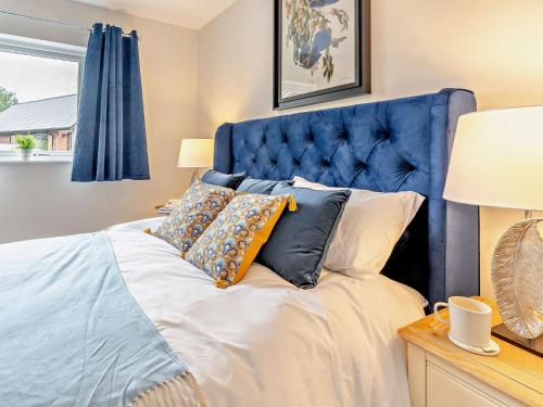 2 Bed in Gower 91724的卧室内的一张带枕头的蓝色床