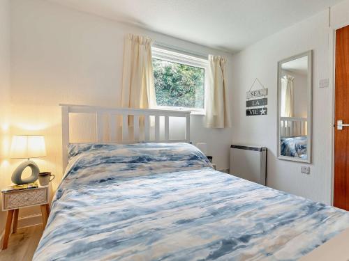 Turnchapel1 Bed in Plymouth 91835的一间卧室配有一张带蓝色和白色床单的床。