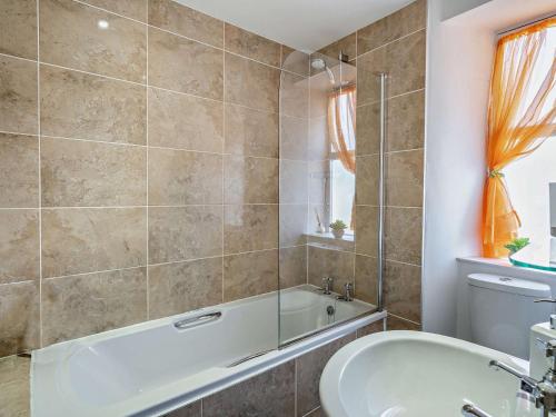 肯德尔3 Bed in Kendal 91839的带浴缸和盥洗盆的浴室