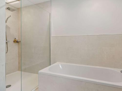 3 Bed in Gower 91729的带淋浴、白色浴缸和淋浴的浴室