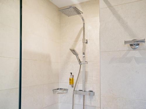 3 bed property in Gower South Wales 91727的浴室里设有玻璃门淋浴