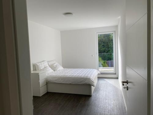 陶努斯山麓霍夫海姆Valley of Business Frankfurt-West - Penthouse Nº1 - Three-Bedroom的白色的卧室设有床和窗户