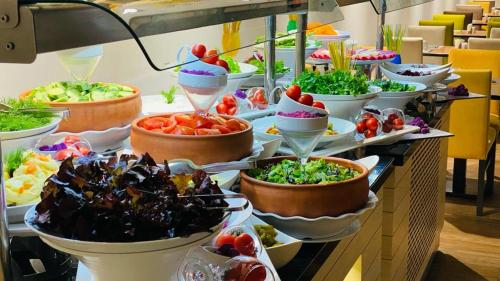 北尼科西亚Hotel Sun的自助餐,桌上摆着许多碗食物