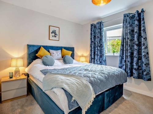 3 Bed in Gower 91721的一间卧室配有蓝色的床和蓝色窗帘