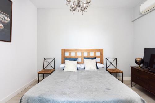 拉奥罗塔瓦Home2Book Stunning Loft Seaviews Finca La Golosa的一间卧室配有一张带蓝色枕头的大床