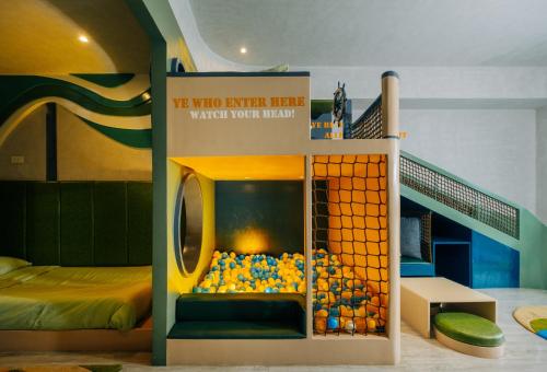 麦克坦Solea Mactan Resort的一间儿童卧室,配有双层床和楼梯