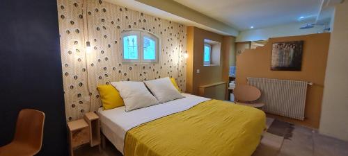 阿维尼翁Villa Aigarden maison d'hôtes的一间卧室配有一张黄色毯子床